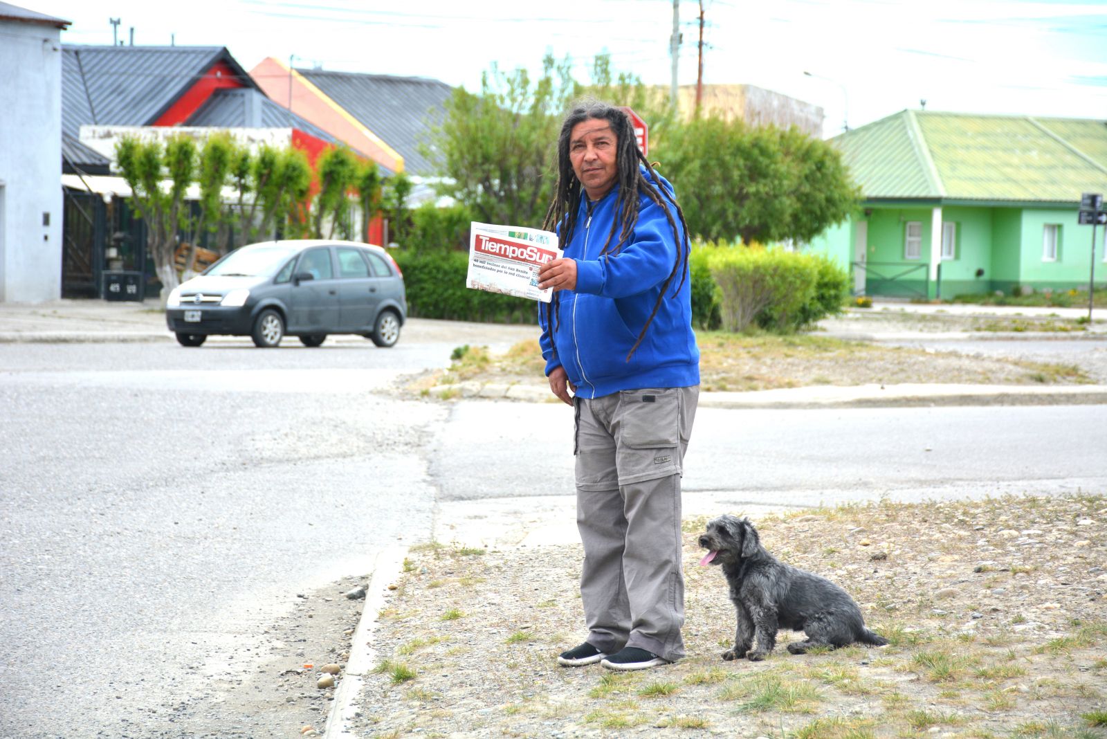 Lucho, canillita hace años en Río Gallegos. 